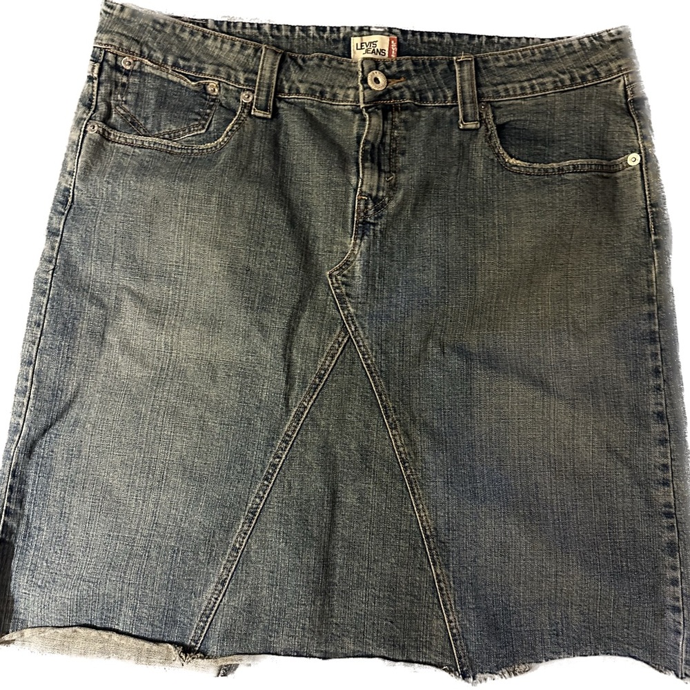 Levi’s denim size 20 high rise deconstructed skirt. Five pockets. EUC